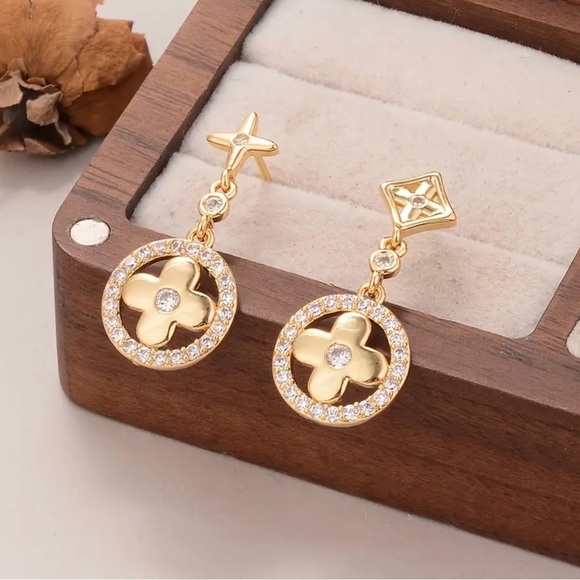 Jewelry - Elegant Gold and Crystal Drop Earrings